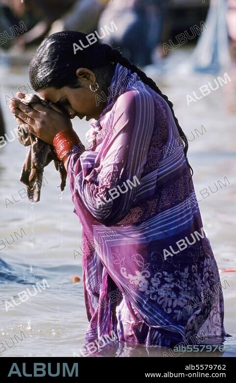 Religionen / Hinduismus.-Wallfahrt der Hindus nach Benares / Varanasi (Uttar Pradesh, Indien) und rituelle Waschungen mit dem Wasser des heiligen Flusses Ganges: Eine Frau bei der rituellen Waschung.-/ Foto, undatiert.