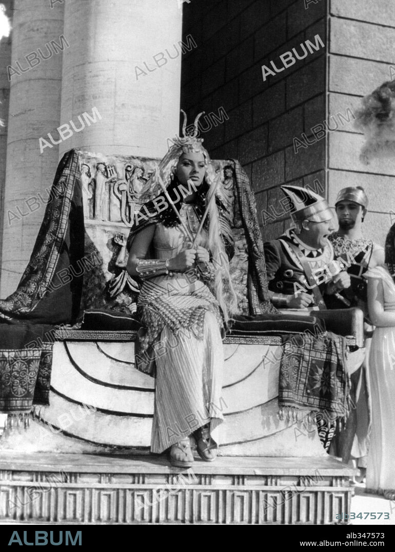 SOPHIA LOREN en LAS NOCHES DE CLEOPATRA, 1953 (DUE NOTTI DI CLEOPATRA). Copyright MINERVA.