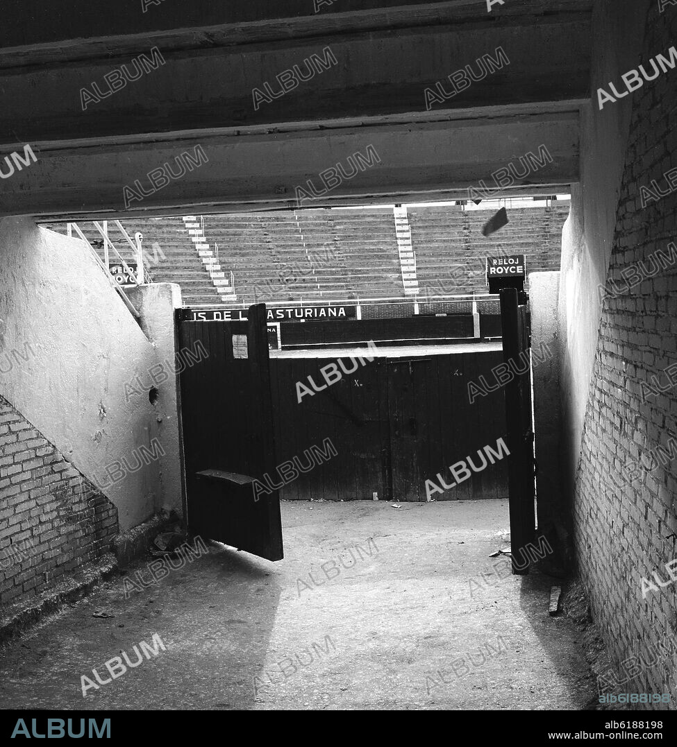 PUERTA DE TORILES DE LA PLAZA DE TOROS DE SAN SEBASTIAN DE LOS REYES - FOTOGRAFIA EN BLANCO Y NEGRO - AÑOS 60.