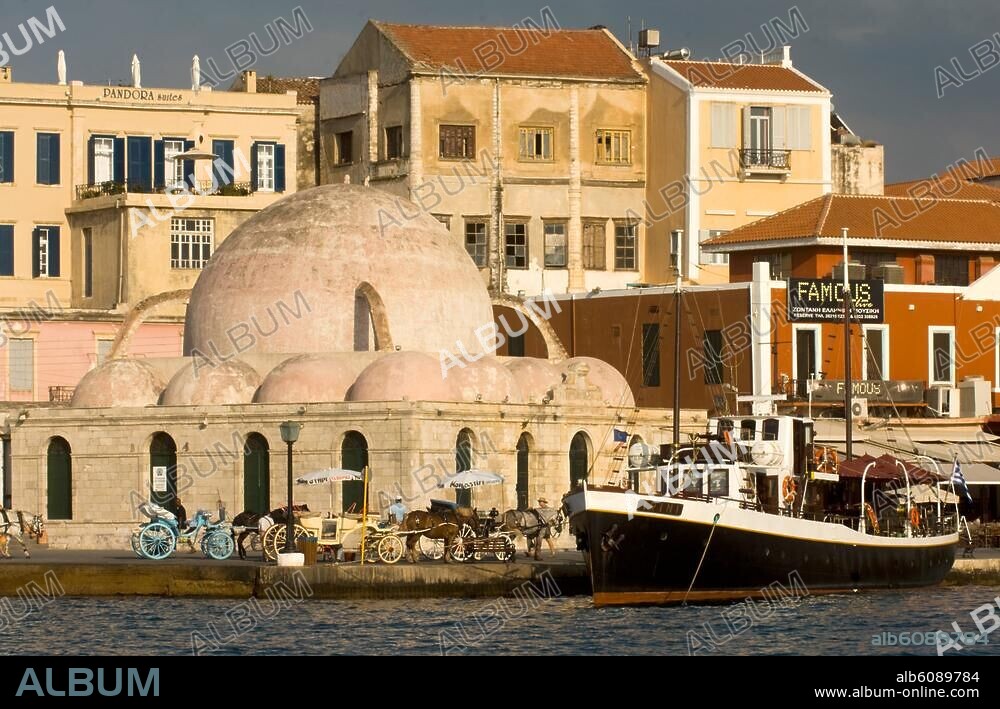 Griechenland, Kreta, Chania, die Janitscharenmoschee Djamissi am Venezianische Hafen.