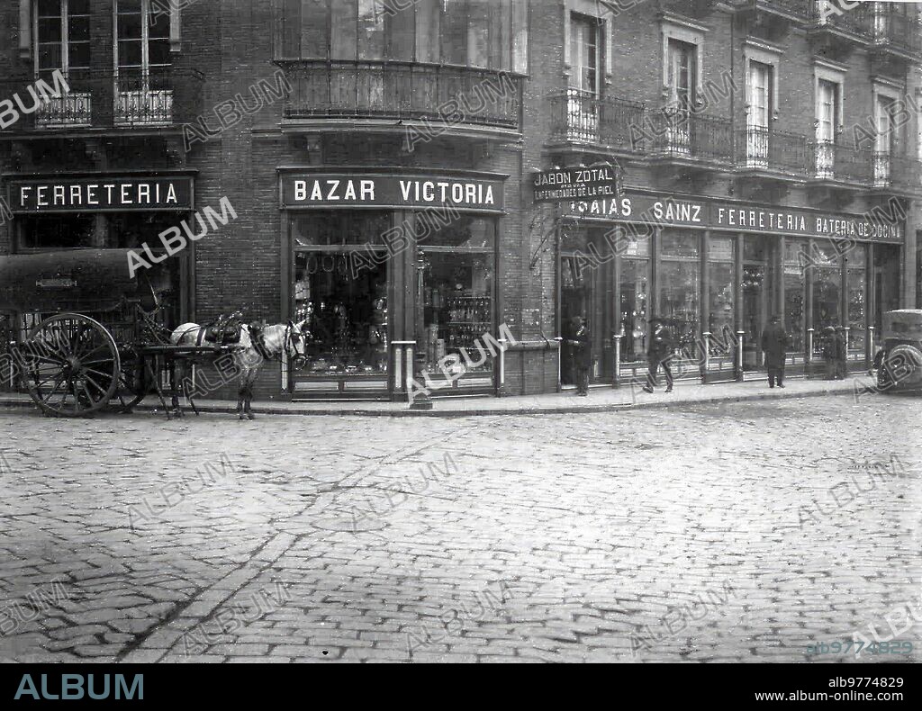 Sevilla, marzo de 1918. Fachada de la casa Isaías Sainz de Sevilla (ferretería, bazar Victoria, antes Graciano, C/ Manuel Cortina 1y 3, y Álvarez Quintero 24).