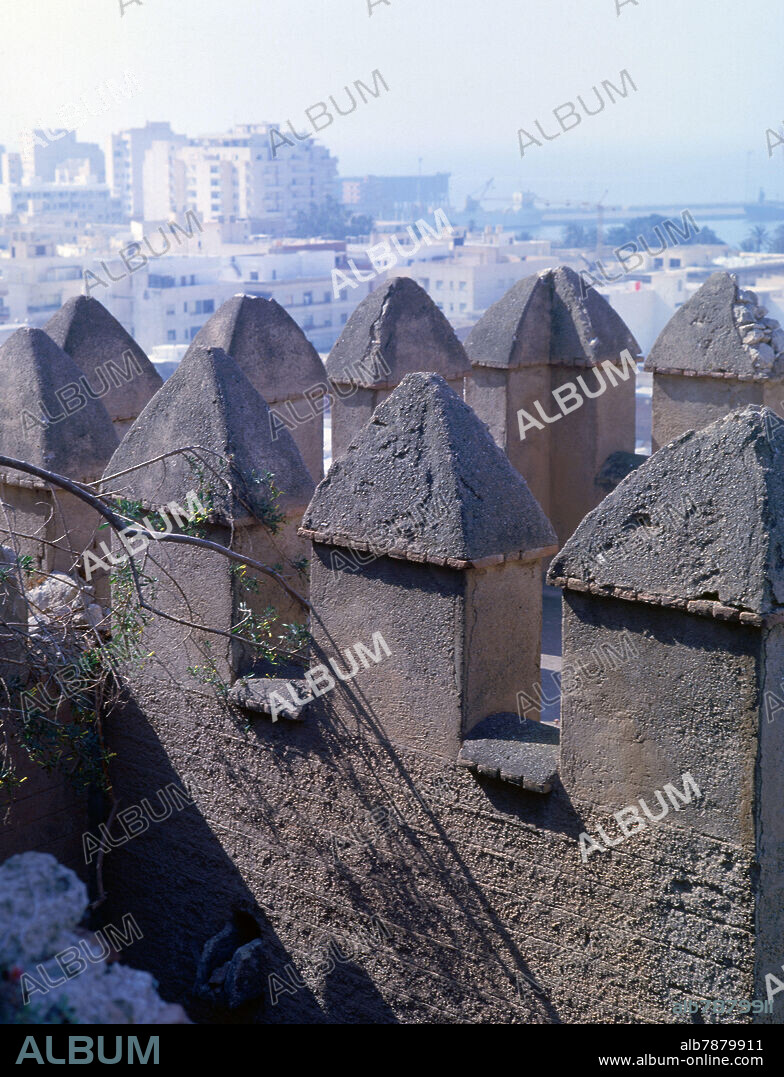 AUTOR LIBRE 01307. ALMENAS DE LA MURALLA DE LA ALCAZABA DE ALMERIA - SIGLO X.