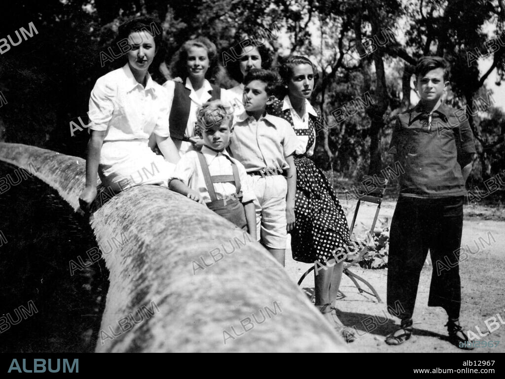 José Agustín, Marta, Luis y Juan Goytisolo con una primas en la finca de Torrentbó, 1940.