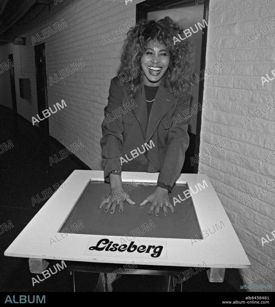 Göteborg - maj 1992 - Sångerskan Tina Turner gör handavtryck på Scandinavium *** Local Caption *** Krep Lisebergspärm 90-05-12. BROR AUGUSTSSON.