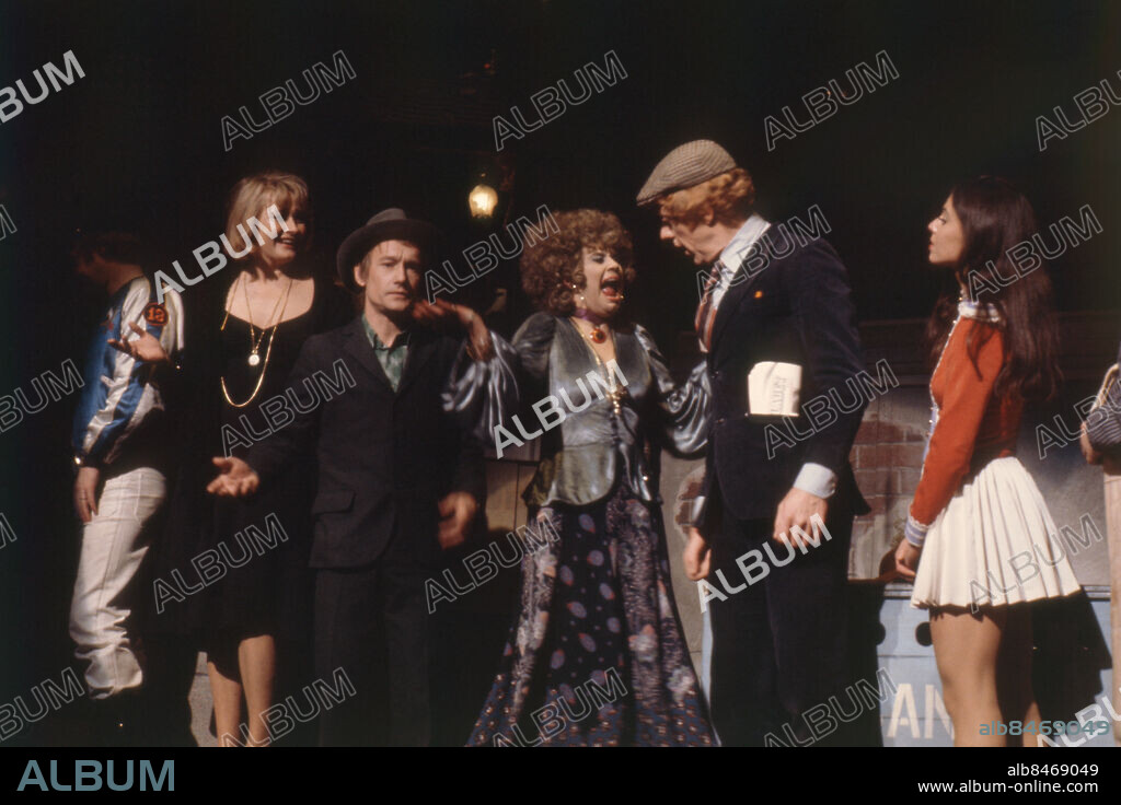 GLASET I ÖRAT AB Svenska Ords revy inspelad på Berns i Stockholm den 7-8 februari 1974 Sänt första gången 1974-10-12 Scenkläder Plisserad kjol persons: GÖSTA EKMAN;MONICA ZETTERLUND;LENA NYMAN;TAGE DANIELSSON sites: STOCKHOLM;SVERIGE.