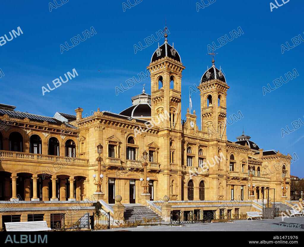 AYUNTAMIENTO DE SAN SEBASTIAN (DONOSTIA). Vista general de la fachada del edificio del actual ayuntamiento. Desde su inauguración en 1887 albergó un Casino, actividad que finalizó a partir de 1947. A partir de este momento fue la sede del ayuntamiento de la ciudad. Provincia de Guipúzcoa. País Vasco.
