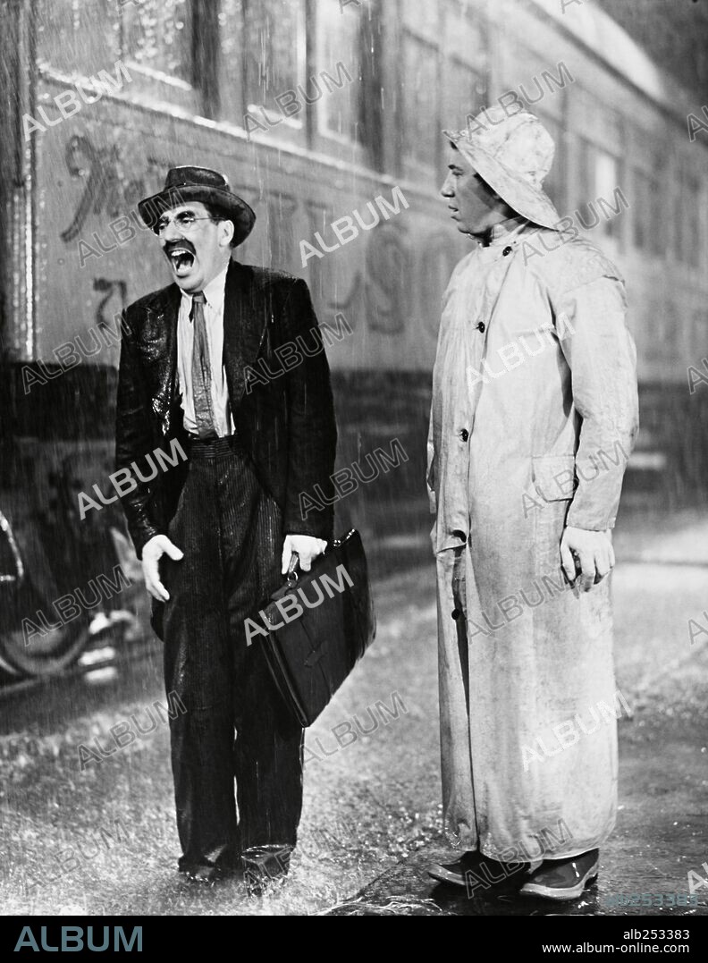 CHICO MARX et GROUCHO MARX dans AT THE CIRCUS, 1939, réalisé par EDWARD BUZZELL. Copyright M.G.M.