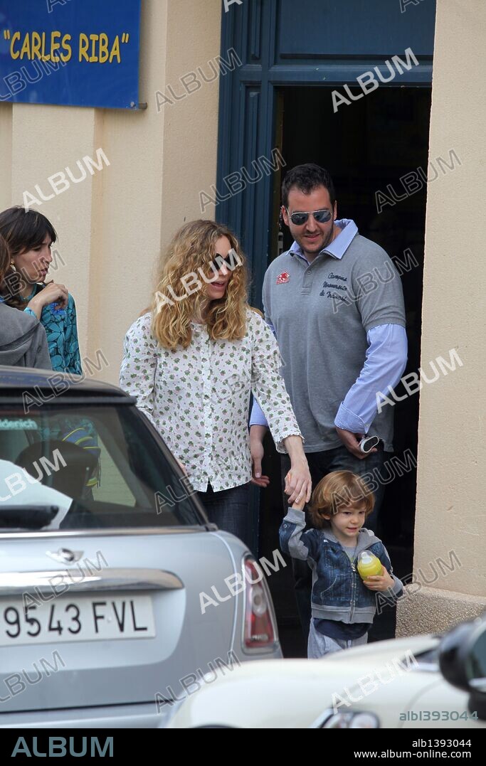 Borja Thyssen y Blanca Cuesta recogen a su hijo Sasha de la guarderia.