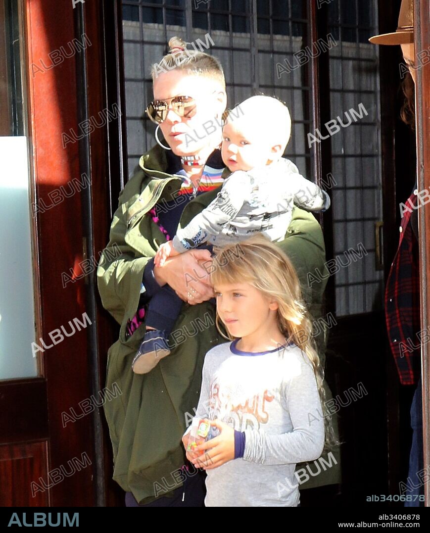 October 17, 2017 - New York, New York, United States - Singer Pink leaves a downtown hotel with her children Jameson and Willow on October 17 2017 in New York City. 17/10/2017
