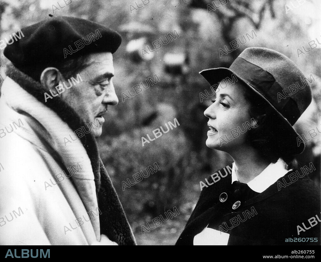 JEANNE MOREAU and LUIS BUÑUEL in DIARY OF A CHAMBERMAID, 1964 (LE JOURNAL D'UNE FEMME DE CHAMBRE), directed by LUIS BUÑUEL. Copyright SPEVA/CINE ALLIANCE/FILM SONOR/DEAR.