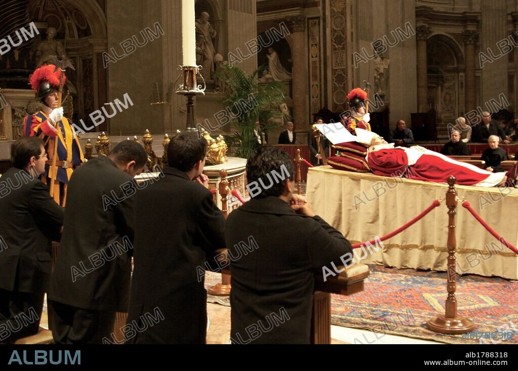 JUAN PABLO II (KAROL JOZEF WOJTYLA), (Wadowice, 1920-Ciudad de El Vaticano, 2005). Papa 264 de la Iglesia católica (1978-2005). Primer Papa no italiano desde Adriano VI en 1522. "CUERPO SIN VIDA DEL PONTIFICE EXPUESTO EN LA NAVE CENTRAL DE LA BASILICA DE SAN PEDRO CON DIVERSAS PERSONALIDADES RINDIENDOLE HOMENAJE". Ciudad de El Vaticano. Italia.