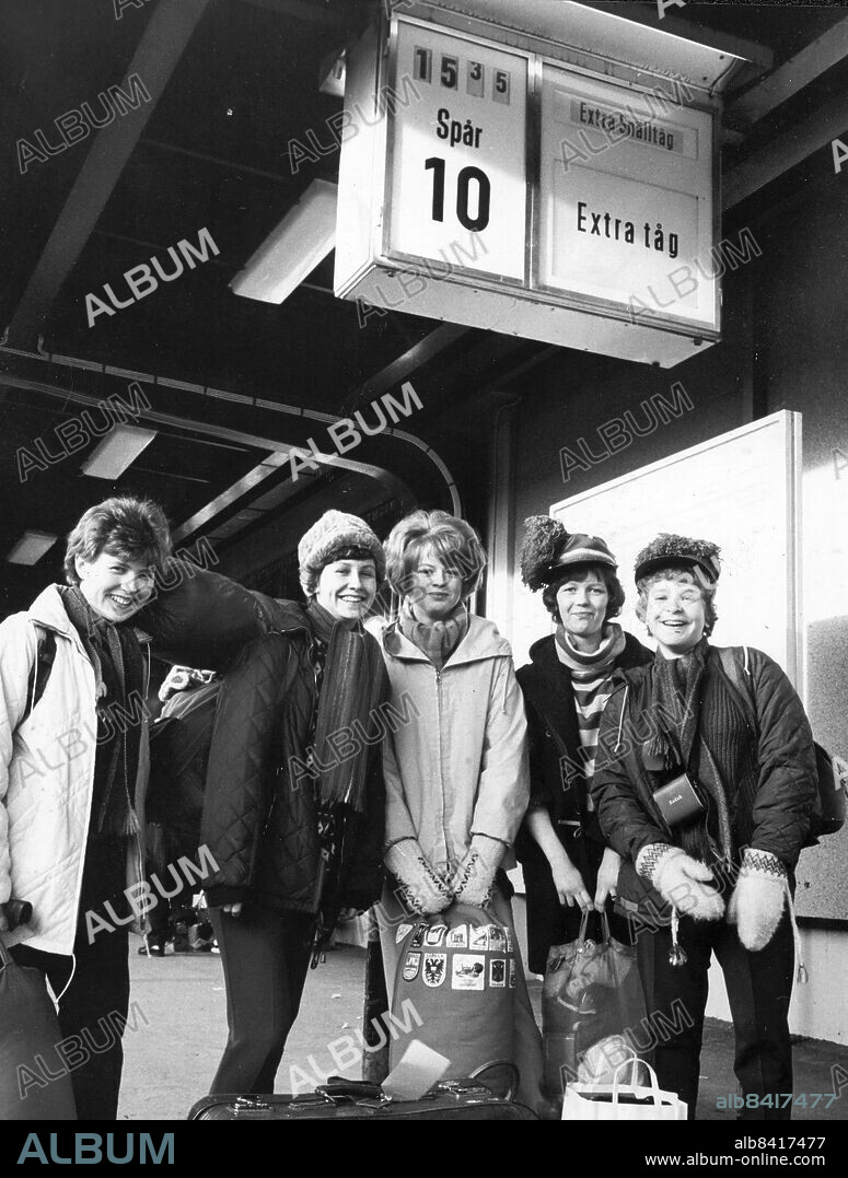 STOCKHOLM 1963-02-23. Skolresor till fjällen. Vinterlovet satte sin prägel på Centralens lördag. Här far Kerstin Hässler, Marianne Gustafson, Kristina Bohman, Birgitta Vikström och Christina Högfeldt från Försöksgymnasiet i Huddinge till fjälls med ett av de 29 extratågen. Målet och Edåsen.. Foto: Bengt Almquist / DN / TT / Kod: 1. **SvD OUT**.