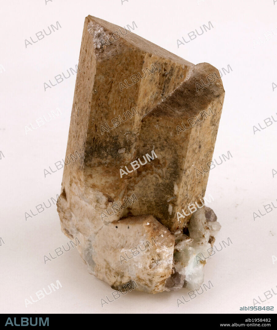 ORTOCLASA o ORTOSA. Mineral de la clase 9 (silicatos) .