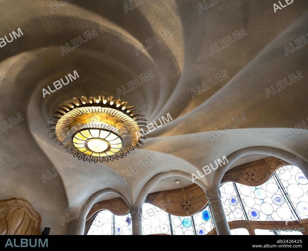 ANTONI GAUDÍ y JOSEP MARIA JUJOL I GIBERT. CASA BATLLO. TECHO SALON PRINCPAL.