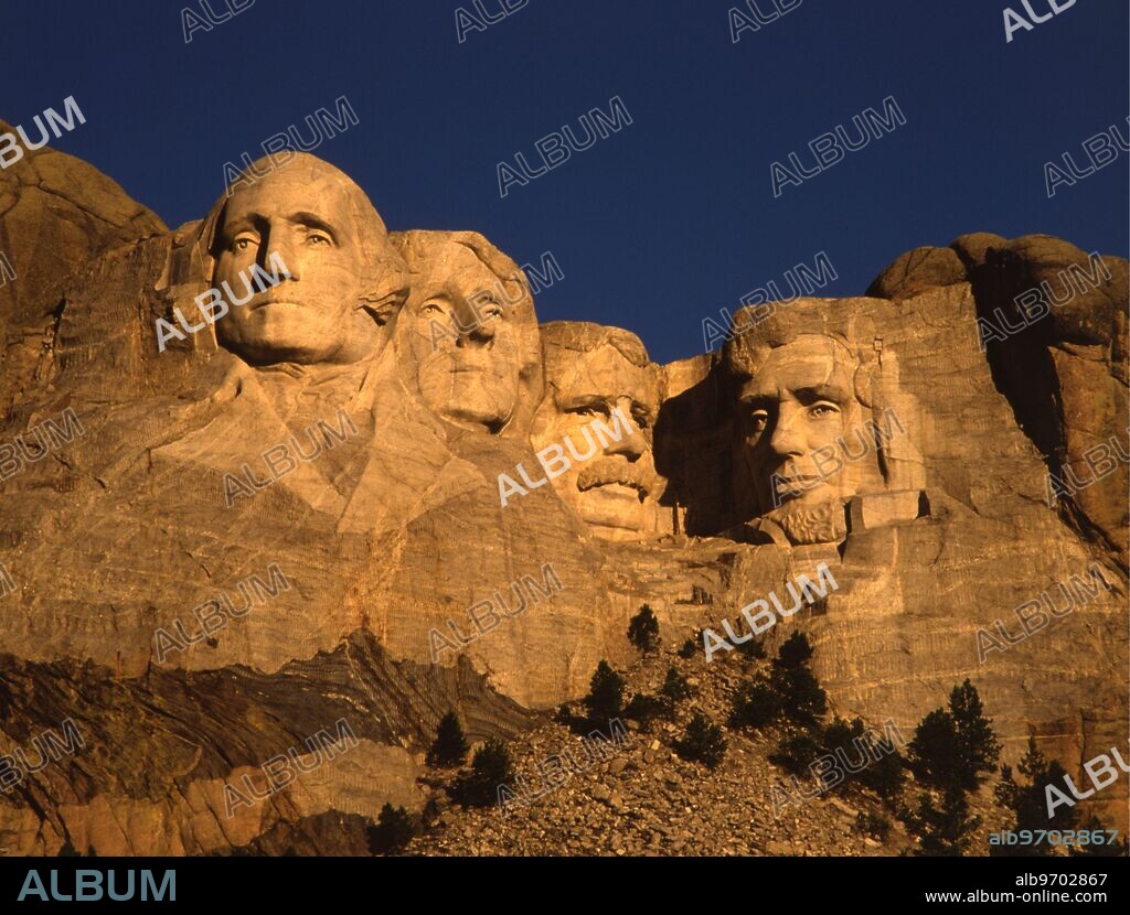 USA - South Dakota - Mount Rushmore - Between 1927 and October 31, 1941, Gutzon Borglum and 400 workers sculpted the 60 foot (18 m) colossal busts of Presidents (from left) George Washington, Thomas Jefferson, Theodore Roosevelt, and Abraham Lincoln to represent the first 150 years of American history. Guzton Borglum died from a fatal heart attack in 1941. His only son finished the job for him. Mount Rushmore was named after New York lawyer Charles E. Rushmore, who came in 1885 to investigate the Black Hills. - ©TopFoto/CW.