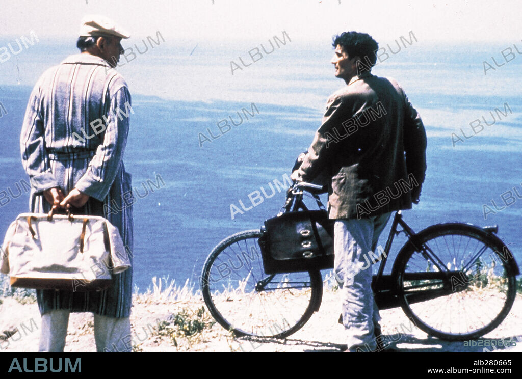 MASSIMO TROISI und PHILIPPE NOIRET in DER POSTMANN, 1994 (IL POSTINO), unter der Regie von MICHAEL RADFORD. Copyright BUENA VISTA.