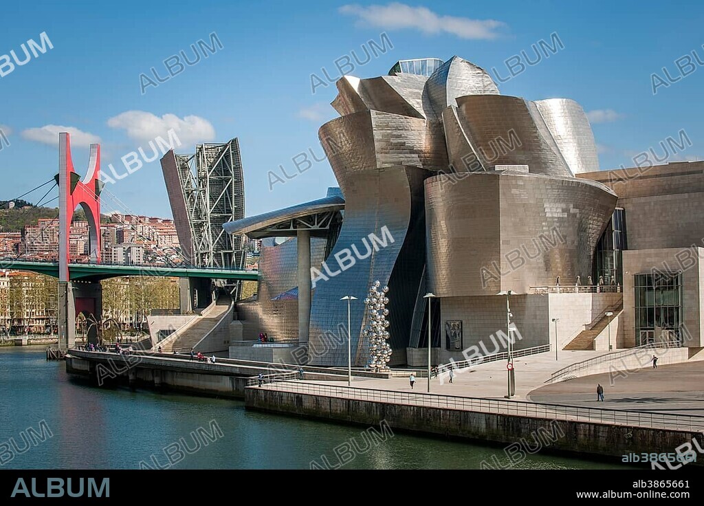 Guggenheim Museum Bilbao on the bank of the Nervion River, architect Frank O. Gehry, Bilbao, Basque Country, Spain