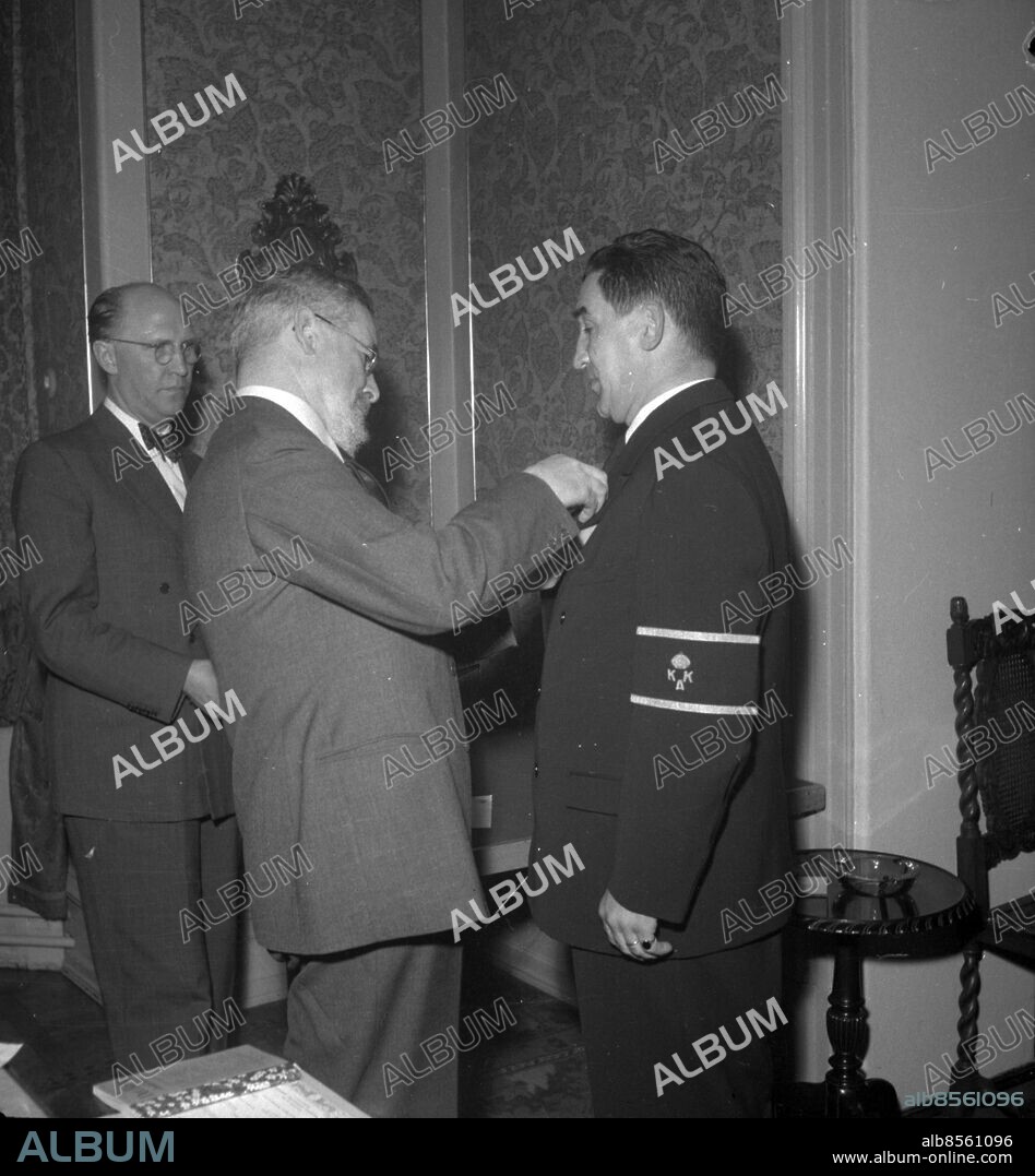 Göteborg troligen maj 1949 - . Gösta Fraenkel delar ut förtjänsttecken till en chaufför inom KAK. *** Local Caption *** GT Krep Låda 2012-07. KAMERAREPORTAGE.
