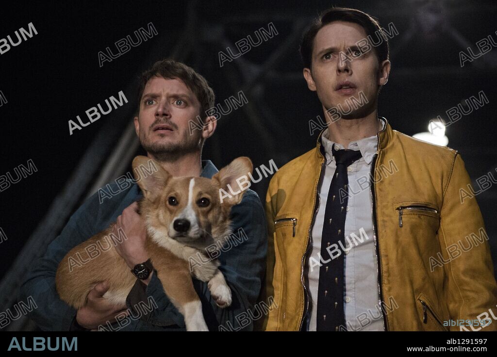 ELIJAH WOOD und SAMUEL BARNETT in DIRK GENTLY'S HOLISTIC DETECTIVE AGENCY, 2016, unter der Regie von MAX LANDIS. Copyright BBC AMERICA.