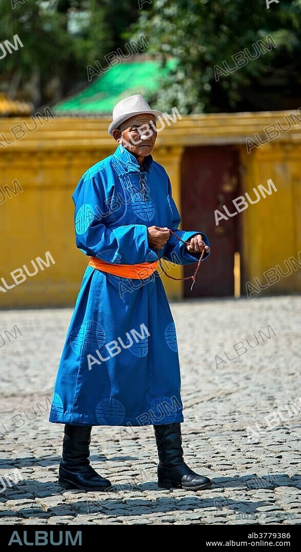 Mongolian man in traditional clothing, Deel, Gandan Monastery, Ulaanbaatar, Mongolia, Asia.