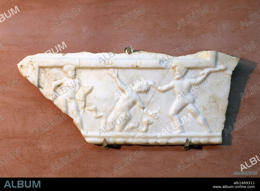 HERCULES (el "HERACLES" griego). Semidios y héroe griego. Relieve donde se representa uno de los doce trabajos de Hércules. "LA MUERTE DE LA HIDRA DE LERNA". Museo Nacional de Arte Romano. Mérida. Provincia de Badajoz. Extremadura. España.