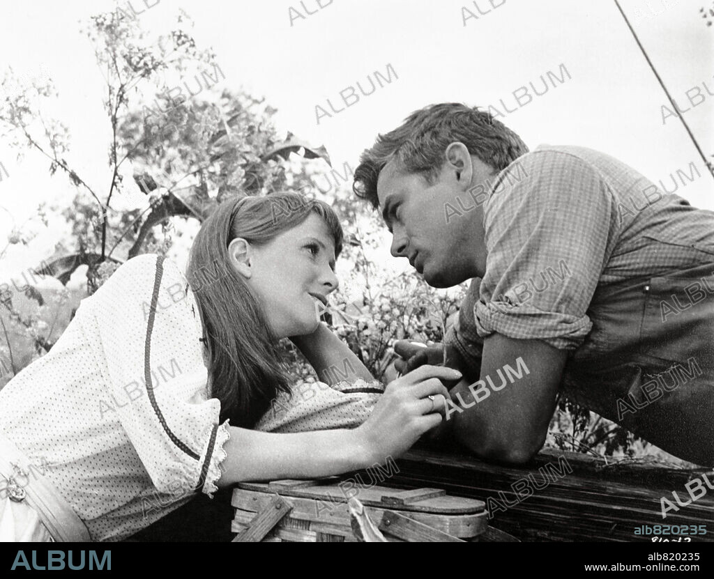 JAMES DEAN and JULIE HARRIS in EAST OF EDEN, 1955, directed by ELIA KAZAN. Copyright WARNER BROTHERS.