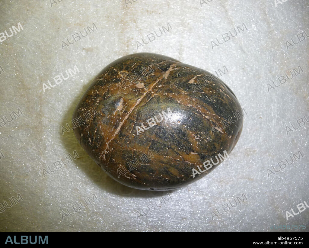 hammer stone, stone to hammer, yellow-green veined stone, hammer stone, stone (yellow.