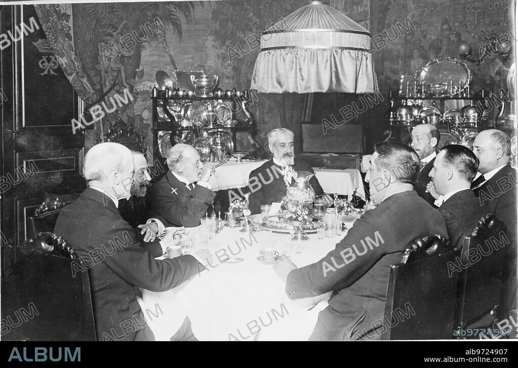 1917. En casa del duque de Tamames. El Duque (José Mesia de la Cerda) (X), con Algunos de sus Aristocráticos Amigos, durante un almuerzo en su palacio de la calle del duque de Alba.