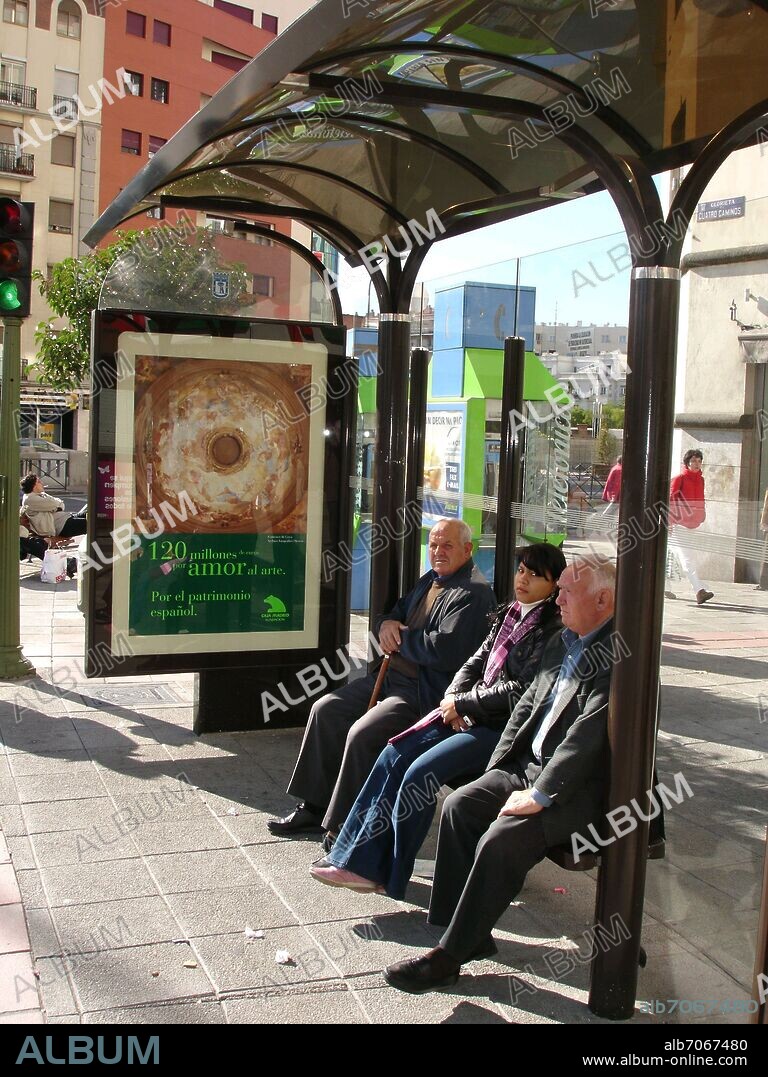 MARQUESINA DE AUTOBUSES CON ANUNCIO PUBLICITARIO DE CAJA MADRID.