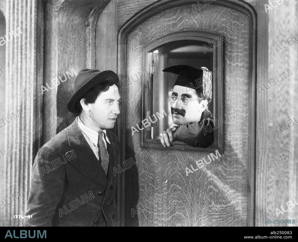 CHICO MARX und GROUCHO MARX in MARX BROTHERS - BLÜHENDER BLÖDSINN, 1932 (HORSE FEATHERS), unter der Regie von NORMAN Z. MCLEOD. Copyright PARAMOUNT PICTURES.