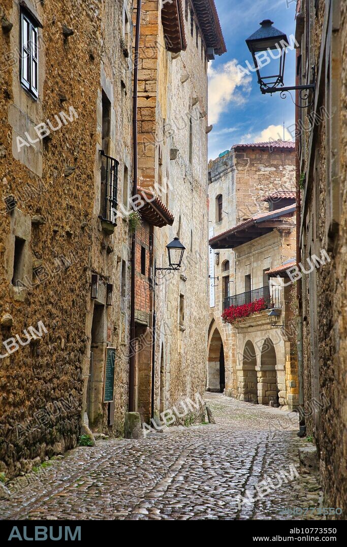 Calle de las Lindas y Plaza Mayor, Santillana del Mar, Cantabria, Spain, Europe.