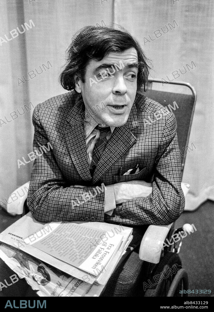 1973-01-09.. Sigvard Hammar, journalist i press, radio och TV, medverkande i radioprogrammet Opp Amaryllis.. Foto: Bo-Aje Mellin / RiR / SVT / Kod: 5600. Bild och reportage publ. i RiR 9/73 sid. 33 inför ett radioprogram.. RiR 20726 sv/v neg.