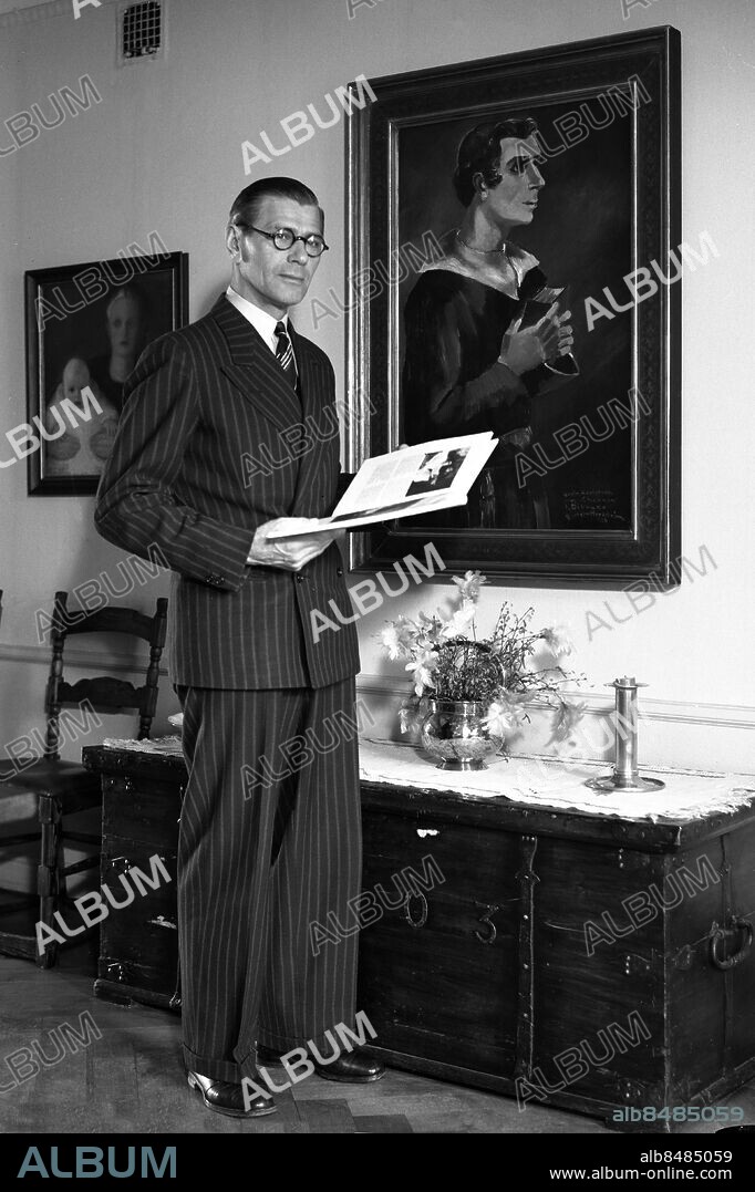 ARKIV 1940 . Edvin Adolphson (1893-1979), skådespelare och regissör, far till Kristina och Olle Adolphson. Debuterade i Norrköping 1912, spelade sedan på bla Vasan och Dramaten. Gjorde över 100 filmroller under karrären. TV-serien "Markurells" 1968 medverkade till att göra honom till en av landets mest folkkära skådespelare. 1929 regisserade han den första svenska ljudfilmen "Säg det i toner".. Swedish actor Edvin Adolphson.. Foto: TT / Kod 1900.