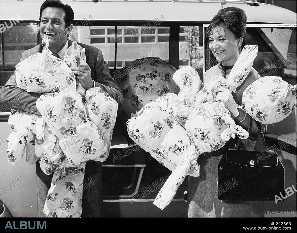 ALBERTO CLOSAS y AMPARO SOLER LEAL en LA GRAN FAMILIA, 1962, dirigida por FERNANDO PALACIOS. Copyright PEDRO MASO P.C.