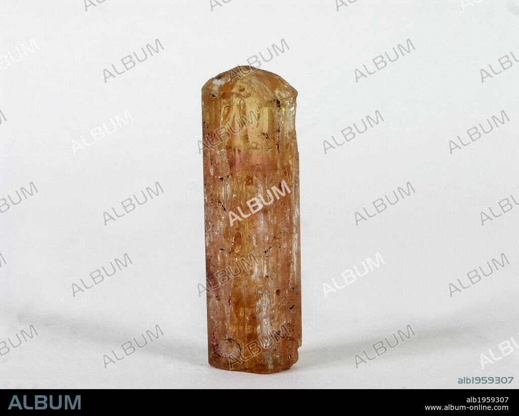 TOPACIO. Mineral habitualmente de color amarillo, fluorsilicato de aluminio. Estructuralmente pertenece a los subnesosilicatos, rómbico. De brillo vítreo y dureza 8 en la escala de Mohs.