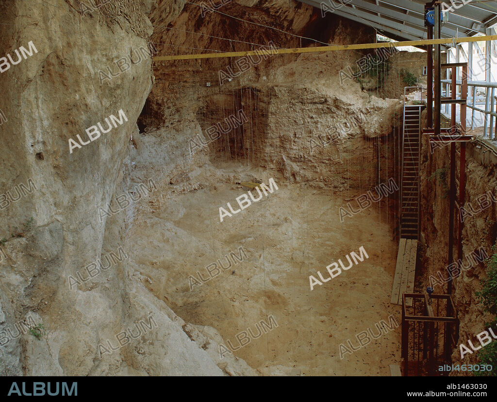 ARTE PREHISTORICO. PALEOLITICO. YACIMIENTO DEL "ABRIC ROMANI" (ABRIGO ROMANI). Con una antigüedad cronológica de 70.000 a 40.000 años, presenta una secuencia estratigráfica de 20 m., a lo largo de la cual se han constatado diversos niveles de ocupación paleolítica (paleolítico medio y superior). Aspecto de las excavaciones en noviembre de 1997. CAPELLADES. Provincia de Barcelona. Comarca de l'Anoia. Cataluña.