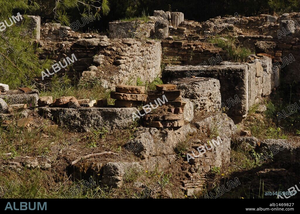 ARTE GRIEGO. GRECIA. SANTUARIO DE OLIMPIA. Consagrado al dios Zeus. Vista general de las ruinas de los BAÑOS GRIEGOS (s. V a. C.), que en época helenística fueron transformados en "Heroon" o altar para el culto de los héroes. Región del Peloponeso. Provincia de Ilía.