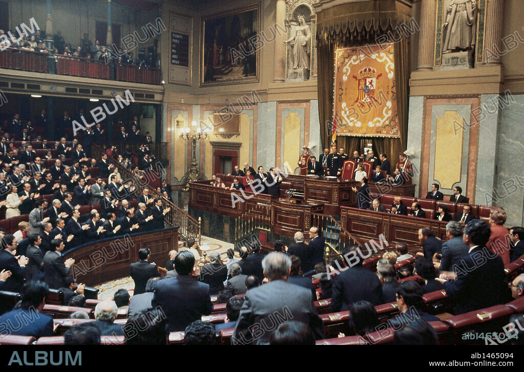 SANCION DE LA CONSTITUCION (1978). Las Cortes Españolas presididas por el rey JUAN CARLOS I (Roma, 1938) siendo jefe del Gobierno Adolfo SUAREZ (Cebreros, 1932) .