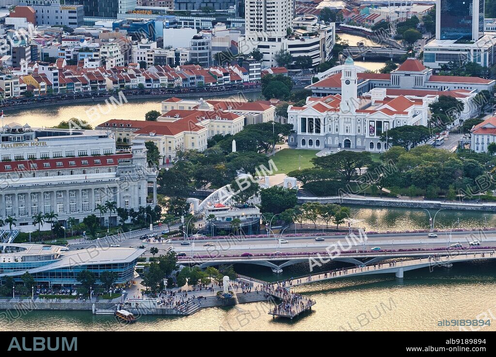 Singapore: A bird's eye view over the Civic District by the Singapore River, the area containing numerous colonial-era buildings and landmarks, also modern tourist attractions like the Merlion or the restaurant-cum-bar strip along Boat Quay. Photo taken from the SkyPark on top of Marina Bay Sands Hotel.