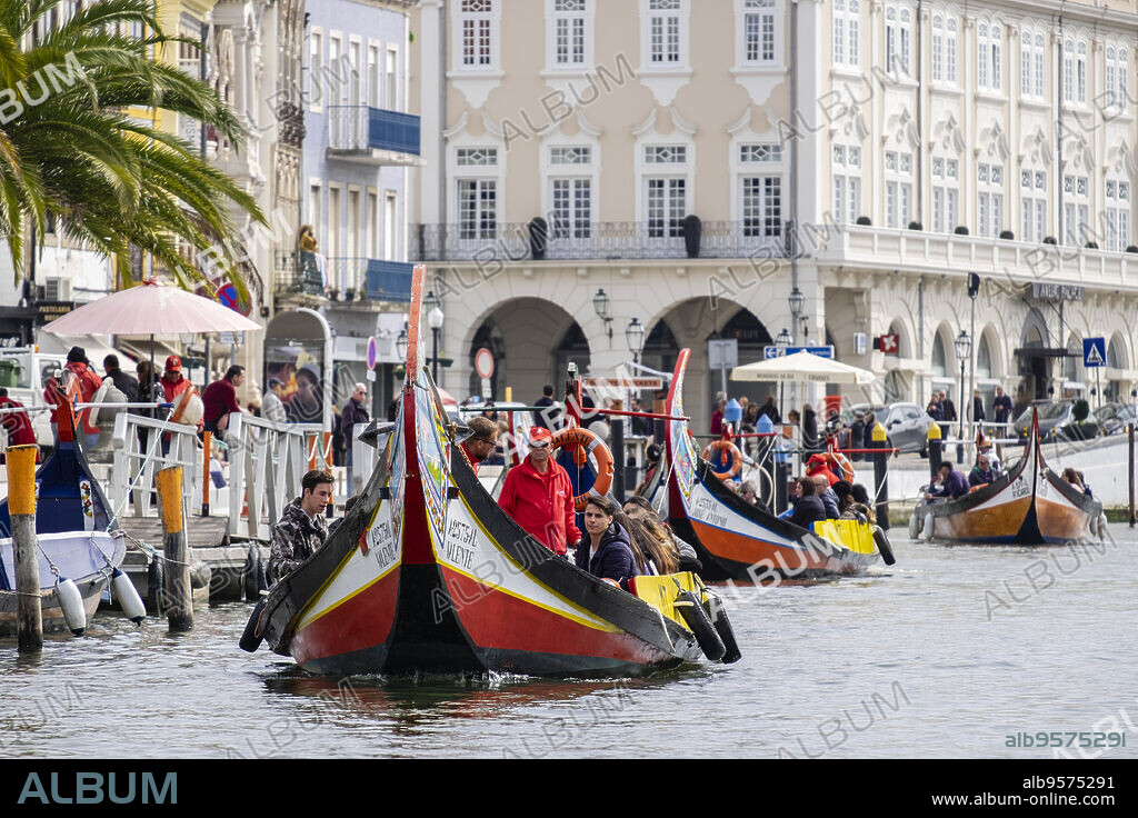 moliceiros en el Canal Central, Aveiro, Región Centro Portugal.