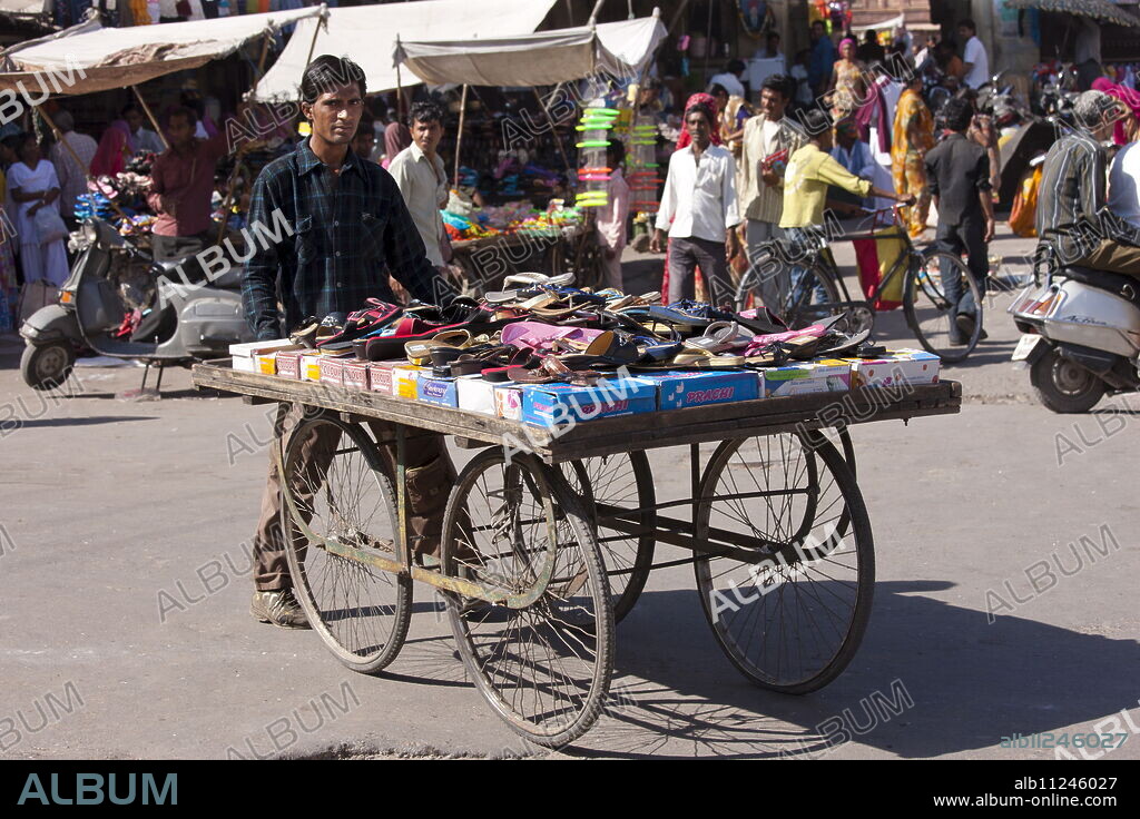 Street scene at Sardar Market at Girdikot, Jodhpur, Rajasthan, Northern India.