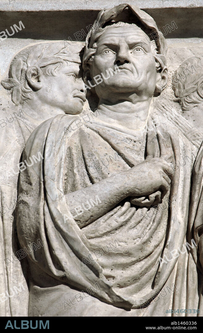 ARTE ROMANO. ITALIA. ARA PACIS AUGUSTAE. Altar levantado por Augusto para conmemorar el final de las luchas, dedicado a la diosa de la paz. Detalle del friso, donde aparecen representado a un MAGISTRADO CON TOGA. (13 a. C.). Campo de Marte. Roma. Europa.