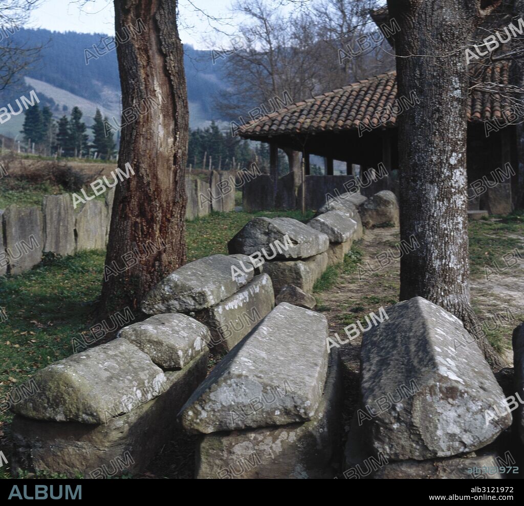 PAIS VASCO. Vista general de la NECROPOLIS PALEOCRISTIANA DE ARGIÑETA, perteneciente a magnates visigodos cristianos. Contiene un total de veintitrés sepulturas (siglo XI) y cinco estelas circulares precristianas. Al fondo la ERMITA DE SAN ADRIAN. Alrededores de Elorrio. Provincia de Vizcaya.