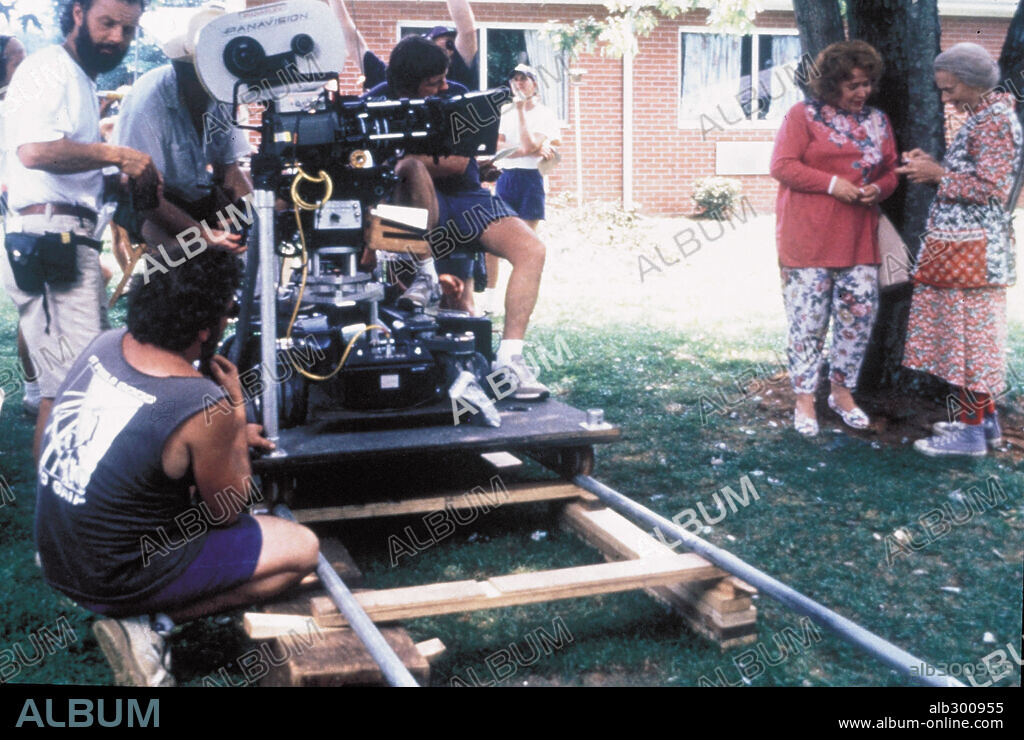 JESSICA TANDY and KATHY BATES in FRIED GREEN TOMATOES, 1991, directed by JONATHAN MICHAEL AVNET. Copyright WARNER BROTHERS.