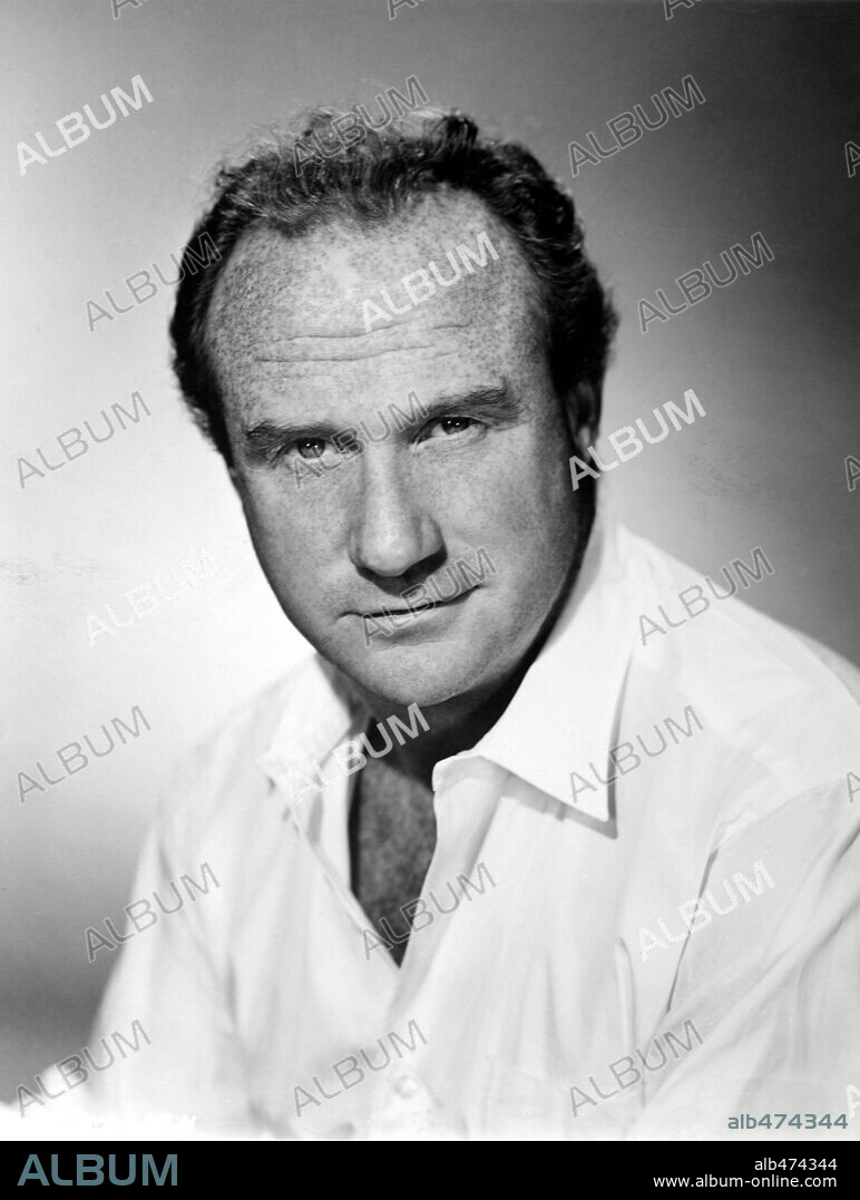 JACK WARDEN en ESA CLASE DE MUJER, 1959 (THAT KIND OF WOMAN), dirigida por SIDNEY LUMET. Copyright PARAMOUNT PICTURES.