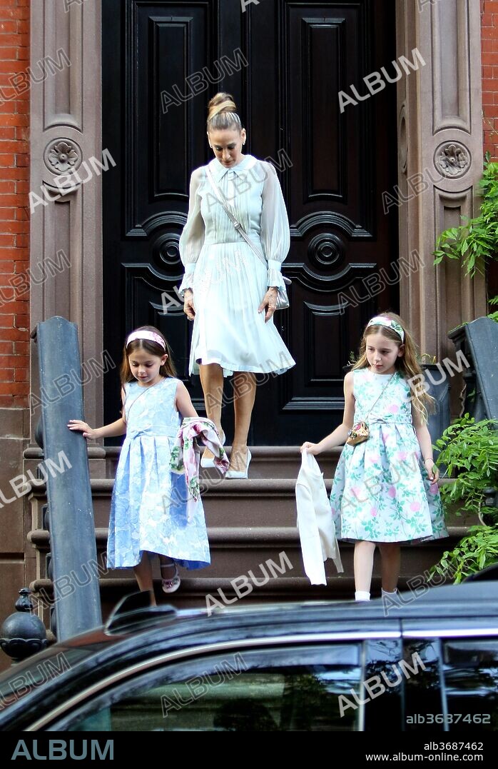 May 3, 2018 - New York, New York, United States - Actress Sarah Jessica Parker leaves her West Village brownstone with her daughters Marion Broderick and Tabitha Broderick on May 3 2018 on May 3 2018 in New York City. 03/05/2018