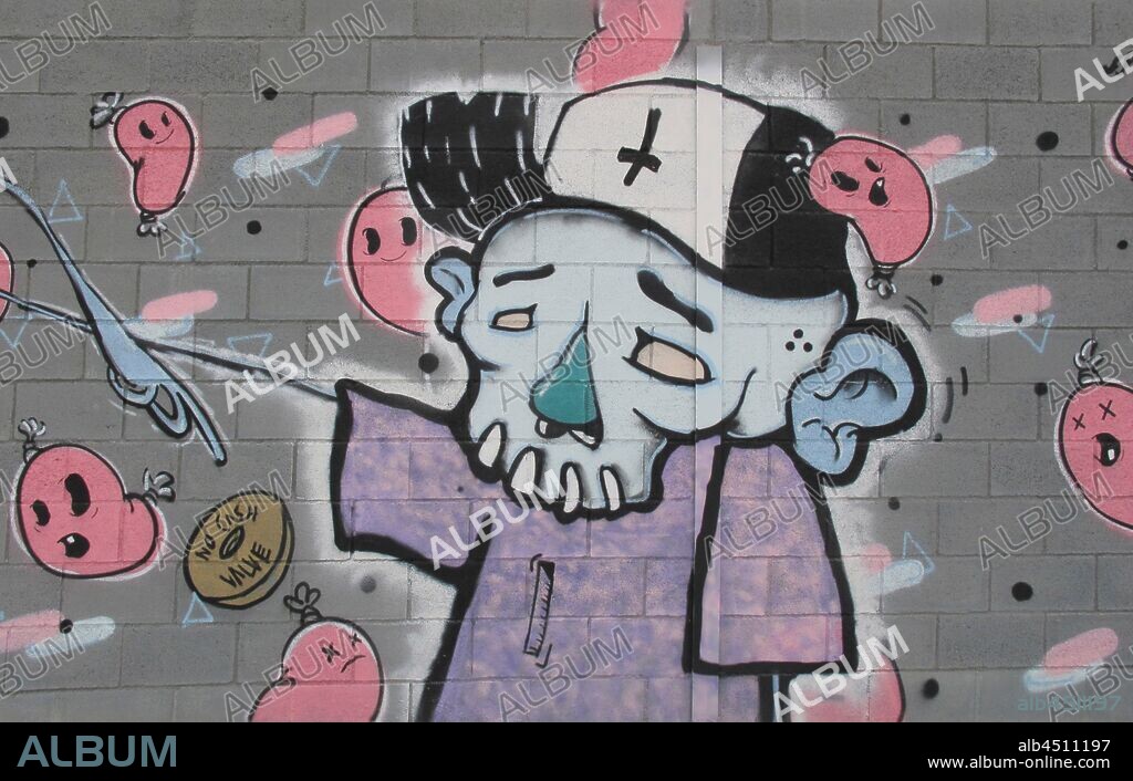 Caricatura de calavera con ropa y gorro; graffiti mural, Plaza de las Glorias; Distrito San Martin, Barcelona en 2014.