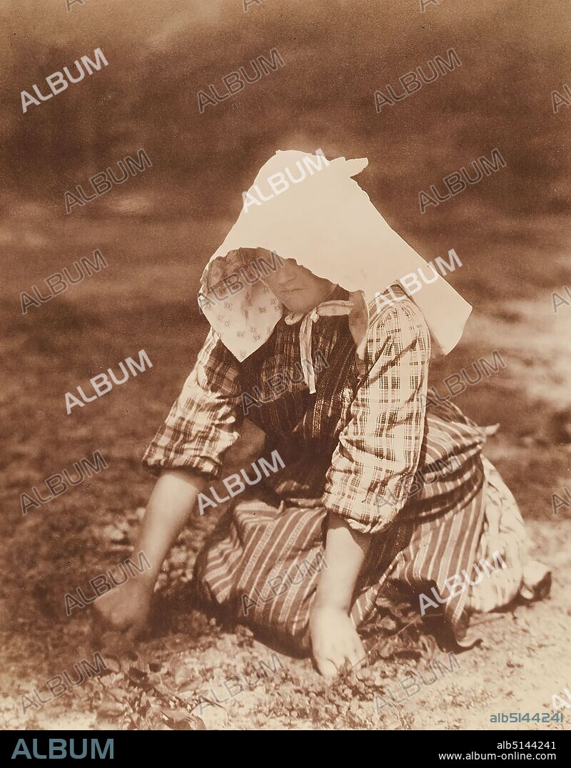 Anton Joachim Christian Bruhn, Knackstedt & Näther, Geesthacht - Frau Dubber jr, albumin paper, black and white positive process, image size: height: 20.10 cm; width: 15.90 cm, inscribed: recto on the cardboard: in lead: Knackstedt & Näther, dating, title, inscribed: verso on the cardboard: in blue ink: A. Bruhn, Stabbed. Mrs. Dubber jr. 1909, artistic photography, portrait photography, reporting photography, full-length portrait, folk costume, regional costume, agricultural implements, kneeling figure, woman, agriculture, headgear, arm positions, gestures, farmer's wife, peasant woman, Geesthacht.