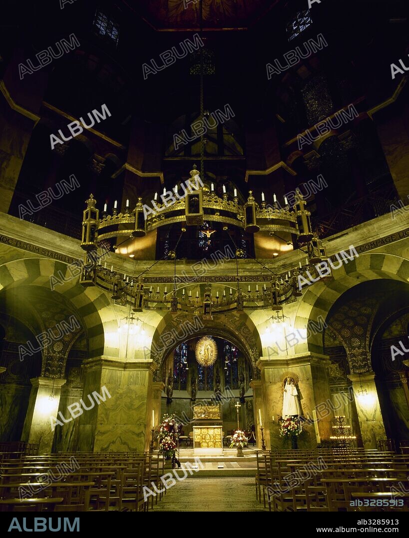 Germany. Aachen Cathedral. Palatine Chapel. Octagonal interior with the bronze chandelier provided by imperor Barbarossa. North Rhine Westphalia. Unesco World Heritage Site.