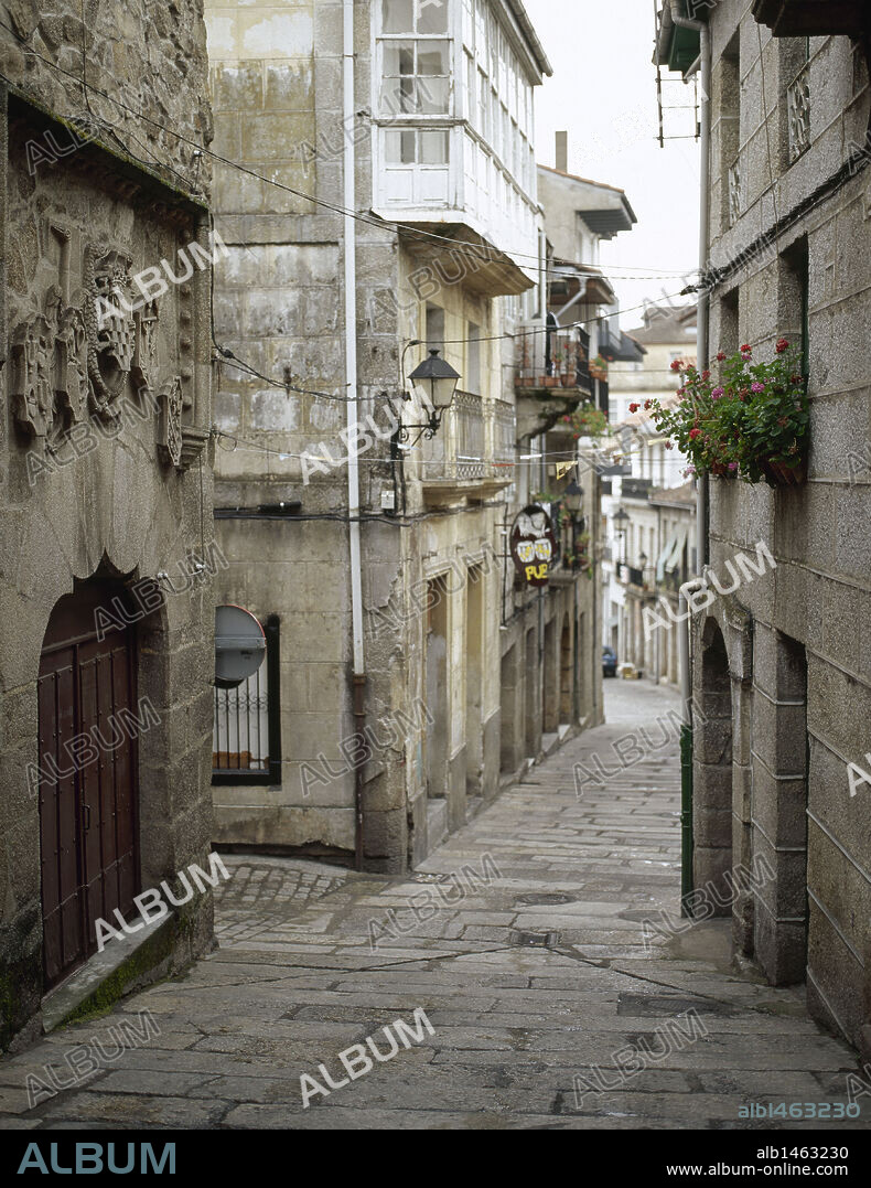 COMUNIDAD GALLEGA. RIBADAVIA. Vista de una típica calle del casco antiguo de la localidad. A la izquierda, la fachada gótica de la CASA DE LA INQUISICION, con cinco escudos heráldicos. Provincia de Ourense. España.